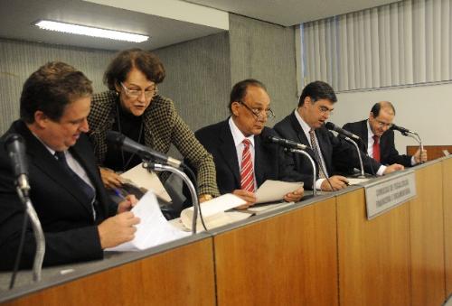 A proposição fixa em 6% o índice de revisão anual dos vencimentos dos servidores - Foto:Guilherme Dardanhan