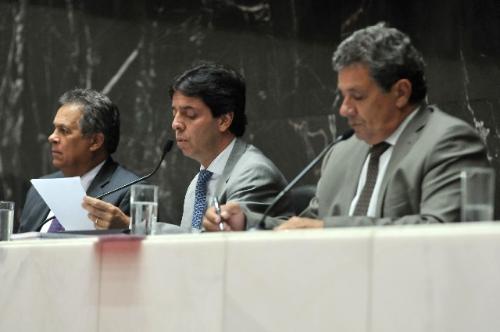 Ofício do governador comunicando sua renúncia ao cargo foi lido em Plenário nesta quarta (2)