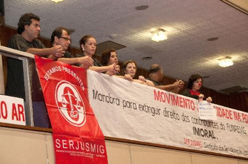 Servidores e lideranças sindicais lotaram as galerias do Plenário, protestando contra o PLC 54/13