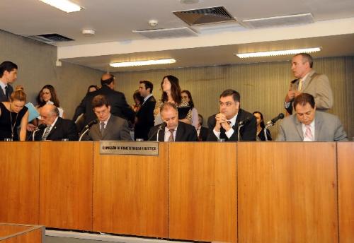 Segundo o relator, os atuais servidores ocupantes de cargos efetivos não serão abrangidos pela proposição