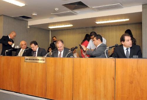 O parecer do relator é pela constitucionalidade da matéria na forma do substitutivo nº 1, que ele apresentou