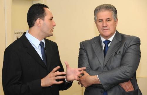 Direitor da unidade explica os procedimentos e rotina dos trabalhos