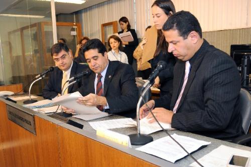 Deputado Sargento Rodrigues (centro) é autor do PLC 33/12 - Foto:Ricardo Barbosa