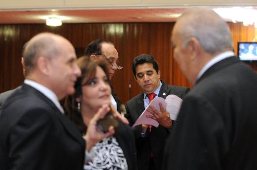 O deputado Sargento Rodrigues (ao fundo) é o autor do projeto
