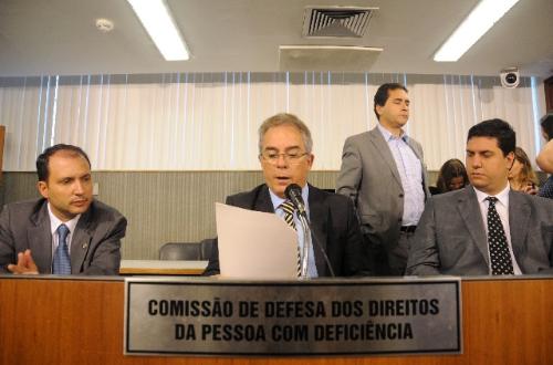 O deputado Duarte Bechir (ao centro) que retomar discussões sobre o autismo - Foto:Guilherme Dardanhan