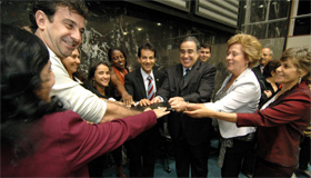 O presidente Alberto Pinto Coelho recebe o documento final