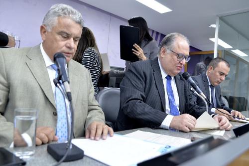 Ivair Nogueira (à esquerda) destaca que a proposição não gera qualquer impacto no desenvolvimento de medicamentos e vacinas - Foto:Sarah Torres